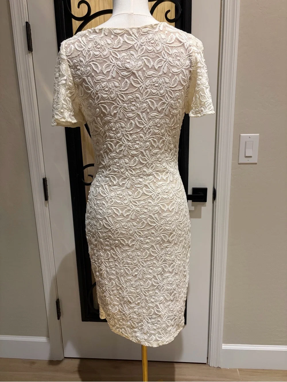 Belle Badgley Mischka Size 10 Ivory Floral Lace Sheath Dress NWT